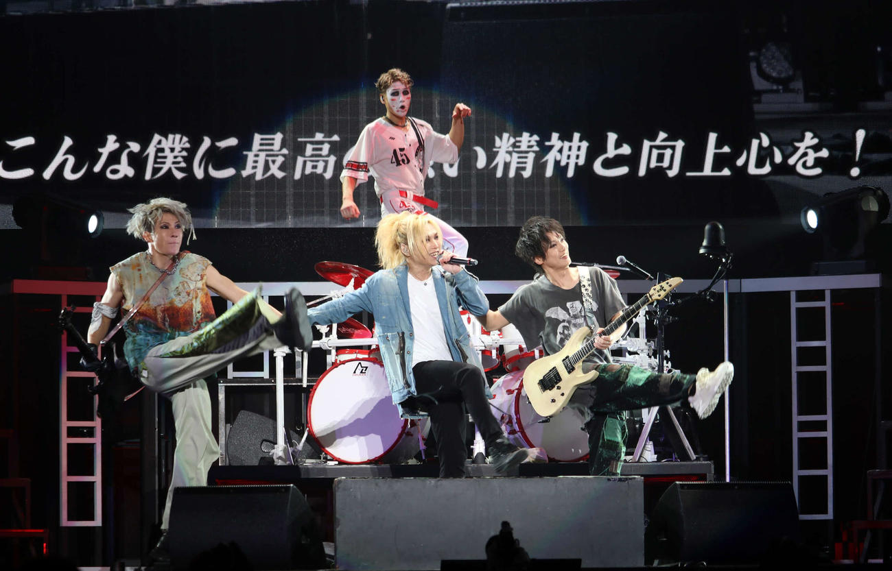 全国ツアー最終公演を行ったゴールデンボンバー
