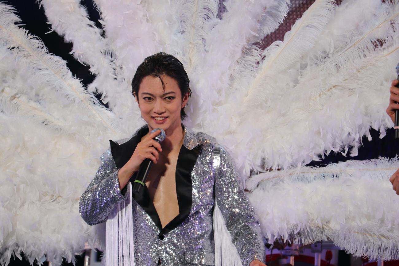 ゴールデンボンバー全国ツアー最終公演で宝塚歌劇団トップスター風の衣装で登場した喜矢武豊