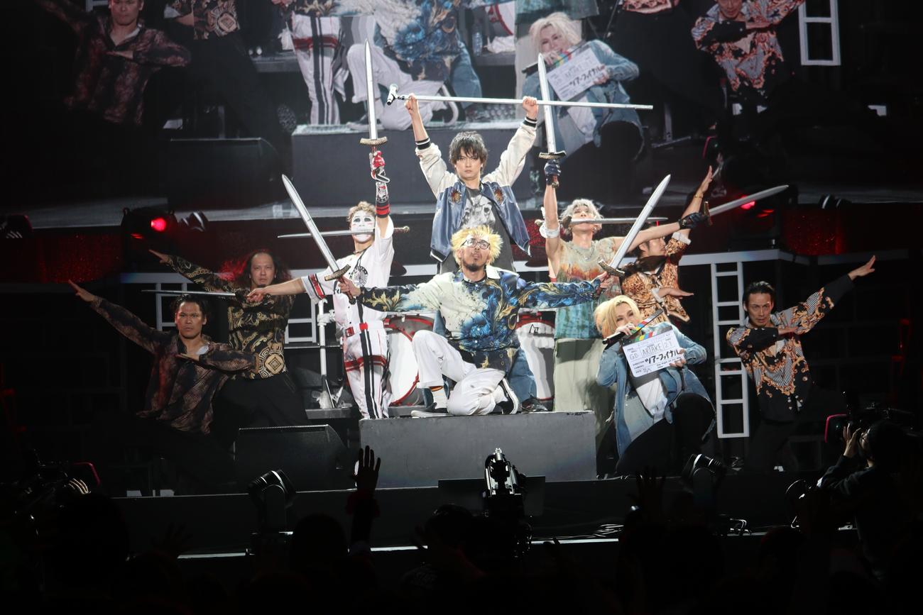 全国ツアー最終公演を行ったゴールデンボンバー
