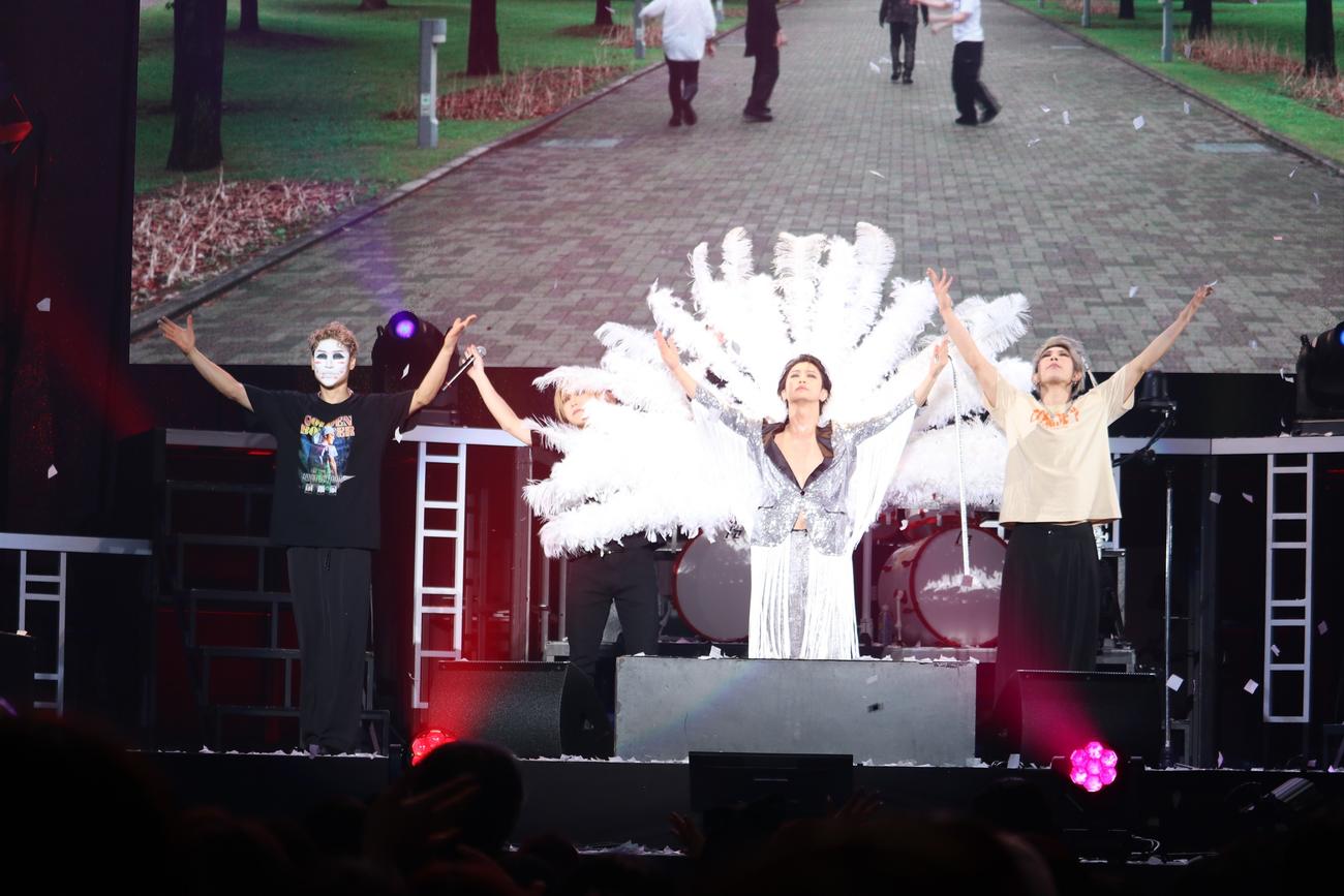 全国ツアー最終公演を行ったゴールデンボンバー