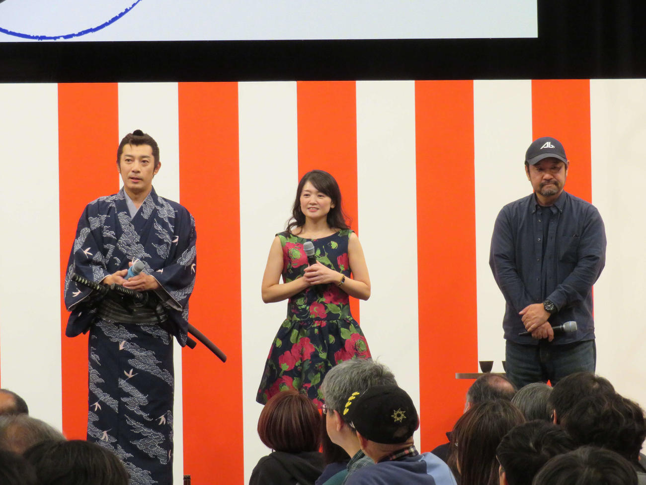 「おかげさまで25周年　BS－TBS大感謝祭！～赤坂で乾杯しよう～」でトークショーを開いた「侍タイムスリッパー」の、左から田村ツトム、沙倉ゆうの、安田淳一監督（撮影・村上幸将）