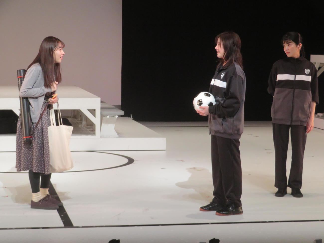 舞台「シャイニングな女たち」公開前記者会見でシーンを披露する、左から桜井日奈子、吉高由里子、さとうほなみ（撮影・川田和博）