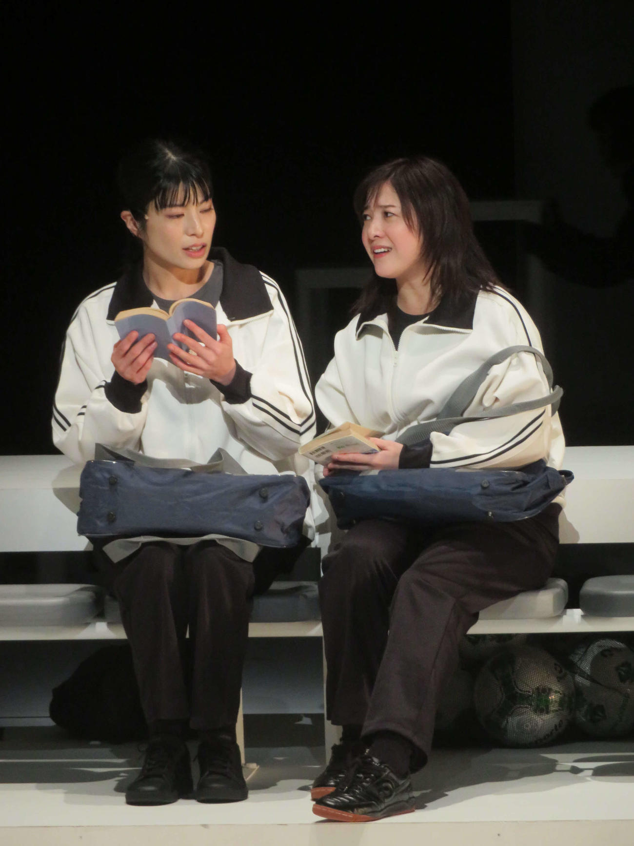 舞台「シャイニングな女たち」公開前記者会見でシーンを披露するさとうほなみ（左）と吉高由里子（撮影・川田和博）