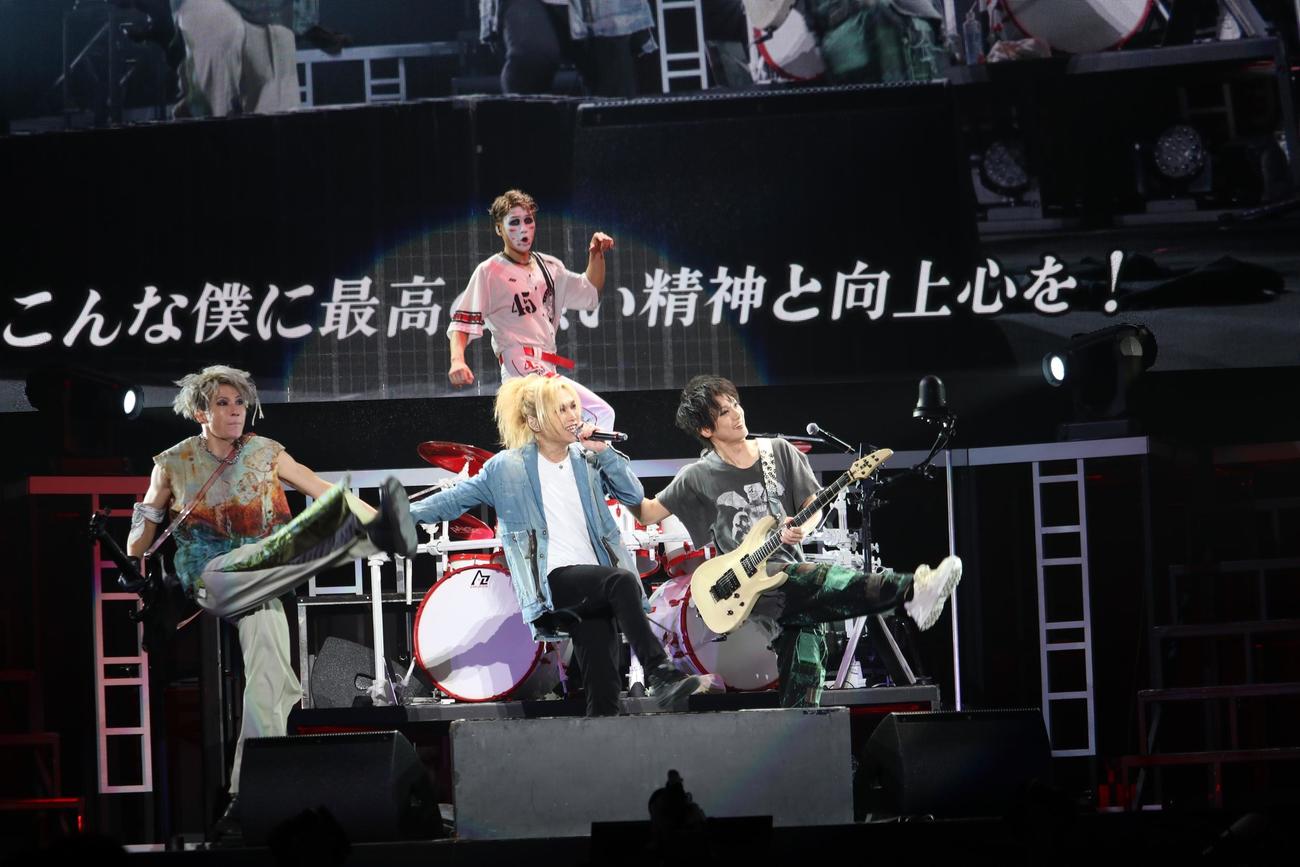 全国ツアー最終公演を行ったゴールデンボンバー