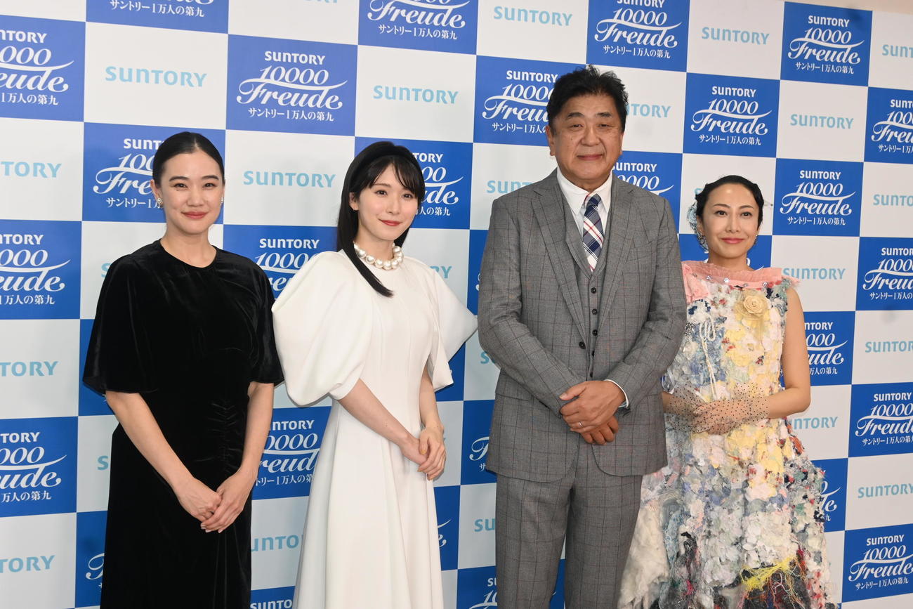 左から蒼井優、司会を務めた松岡茉優、総監督・指揮の佐渡裕氏、一青窈（撮影・松浦隆司）