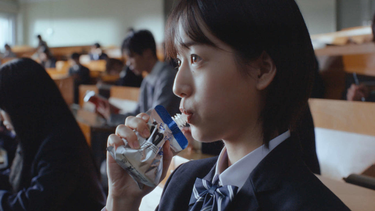 森永製菓「inゼリーエネルギー」の新CMで入試に緊張する女子高生役を演じる早瀬憩