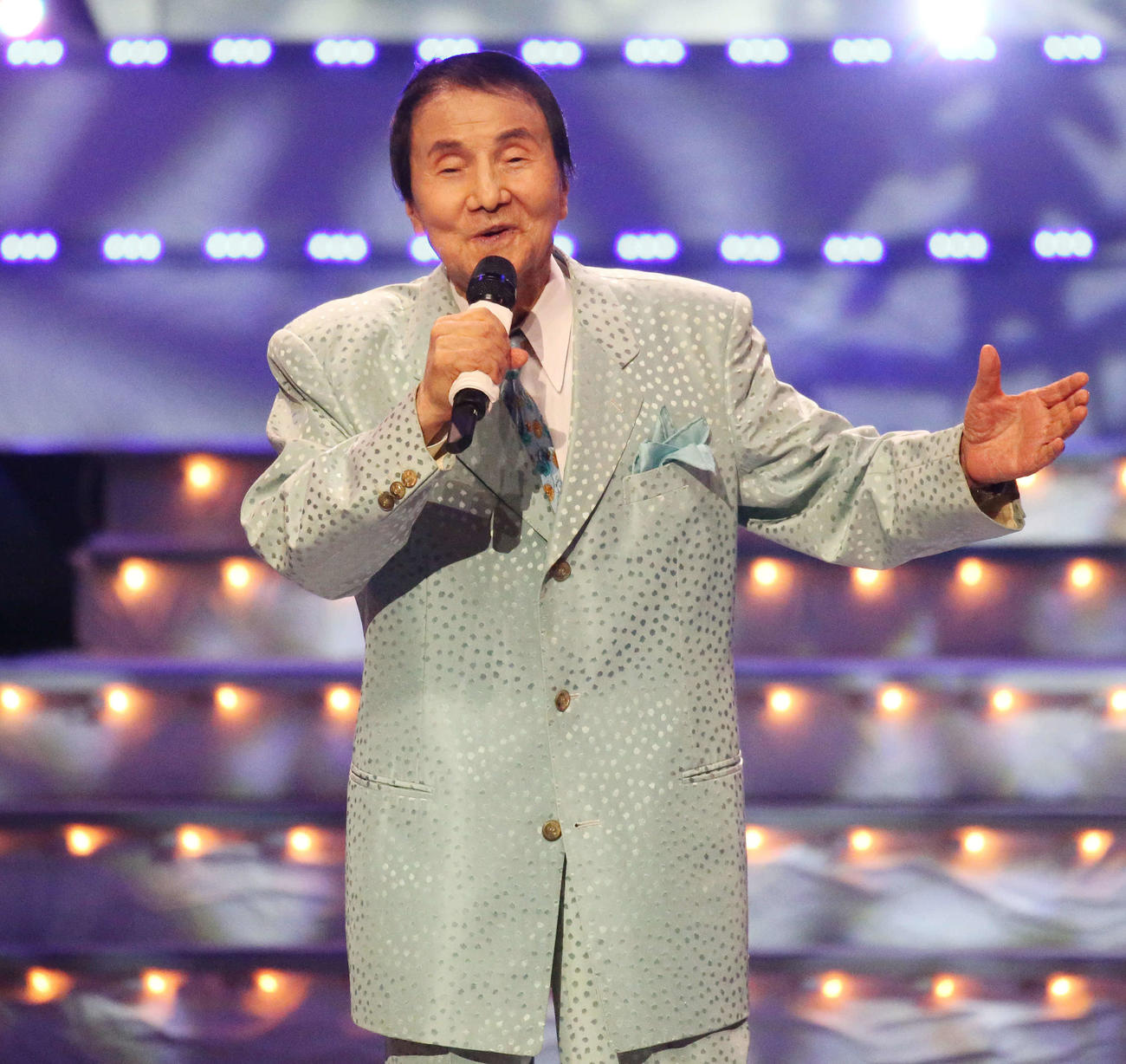 歌謡祭で「面影いずこ」を歌う白根一男さん（22年11月8日撮影）