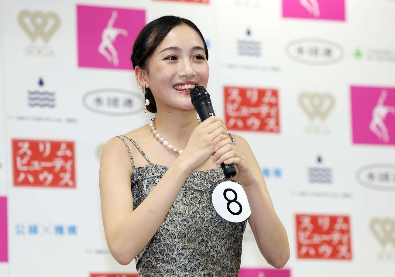 第58回ミス日本コンテスト2026開催告知＆ファイナリスト紹介記者発表会　ファイナリストに選ばれ笑顔で質問に答える野口絵子さん（撮影・宮地輝）