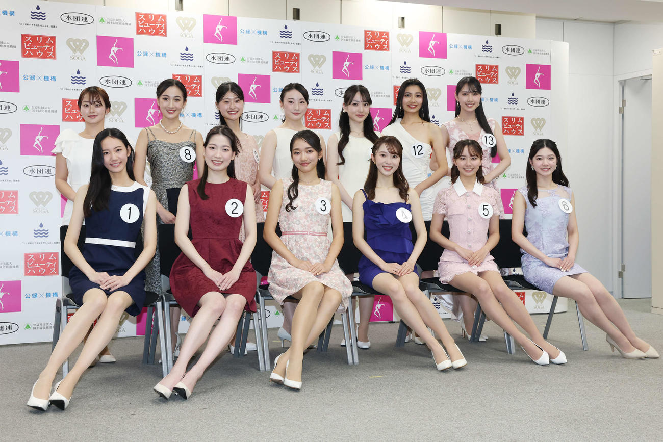 第58回ミス日本コンテスト2026開催告知＆ファイナリスト紹介記者発表会で記念撮影するファイナリスト、前列左から鈴木日苗さん、寺地真杏奈さん、辻本祐佳さん、正木由優さん、志村美帆さん、石澤春菜さん、後列左から岡田帆夏さん、野口絵子さん、平嶋萌宇さん、石原菜月さん、網倉瑞姫さん、山邊美穂さん、永田愛実さん（撮影・宮地輝）