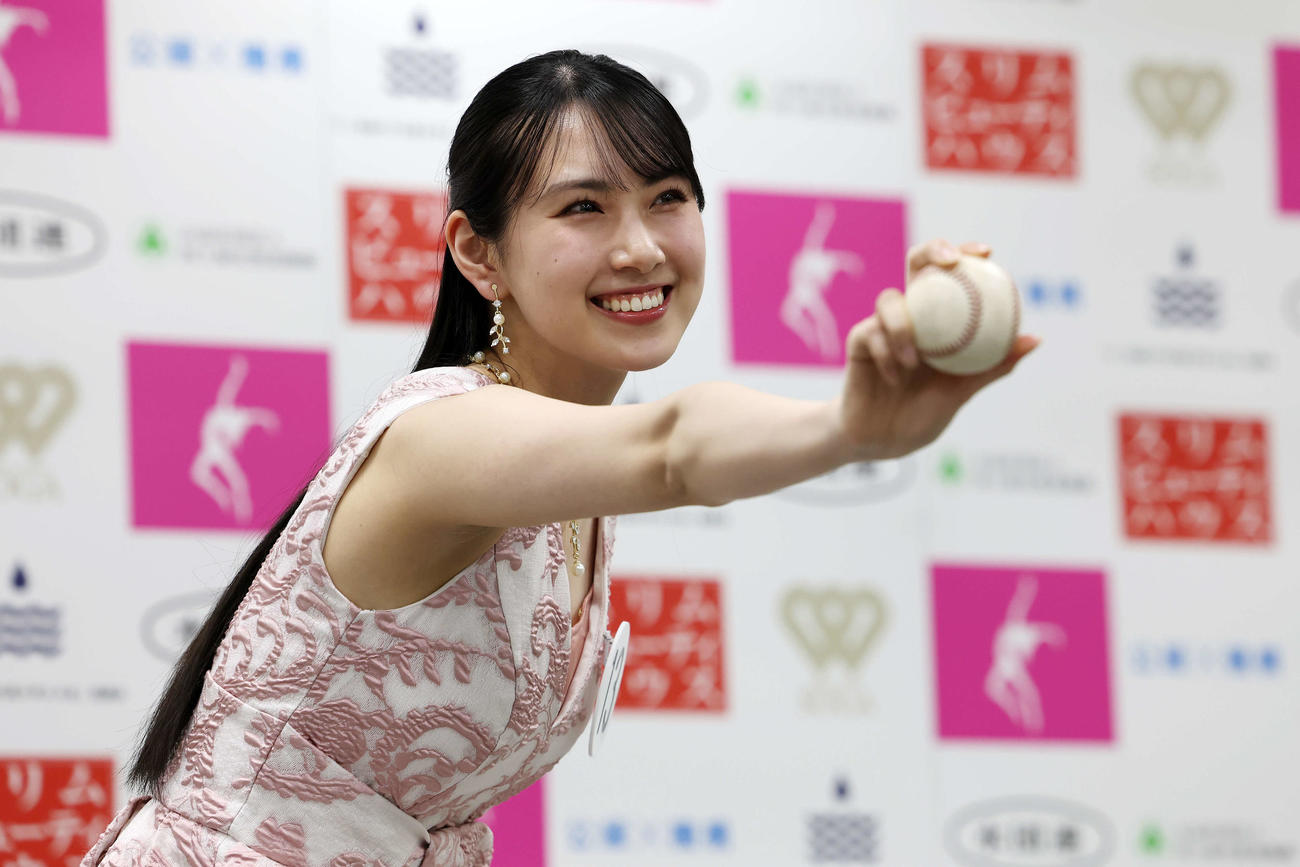 第58回ミス日本コンテスト2026開催告知＆ファイナリスト紹介記者発表会　ファイナリストに選ばれ野球ボールを使い自己紹介する永田愛実さん（撮影・宮地輝）