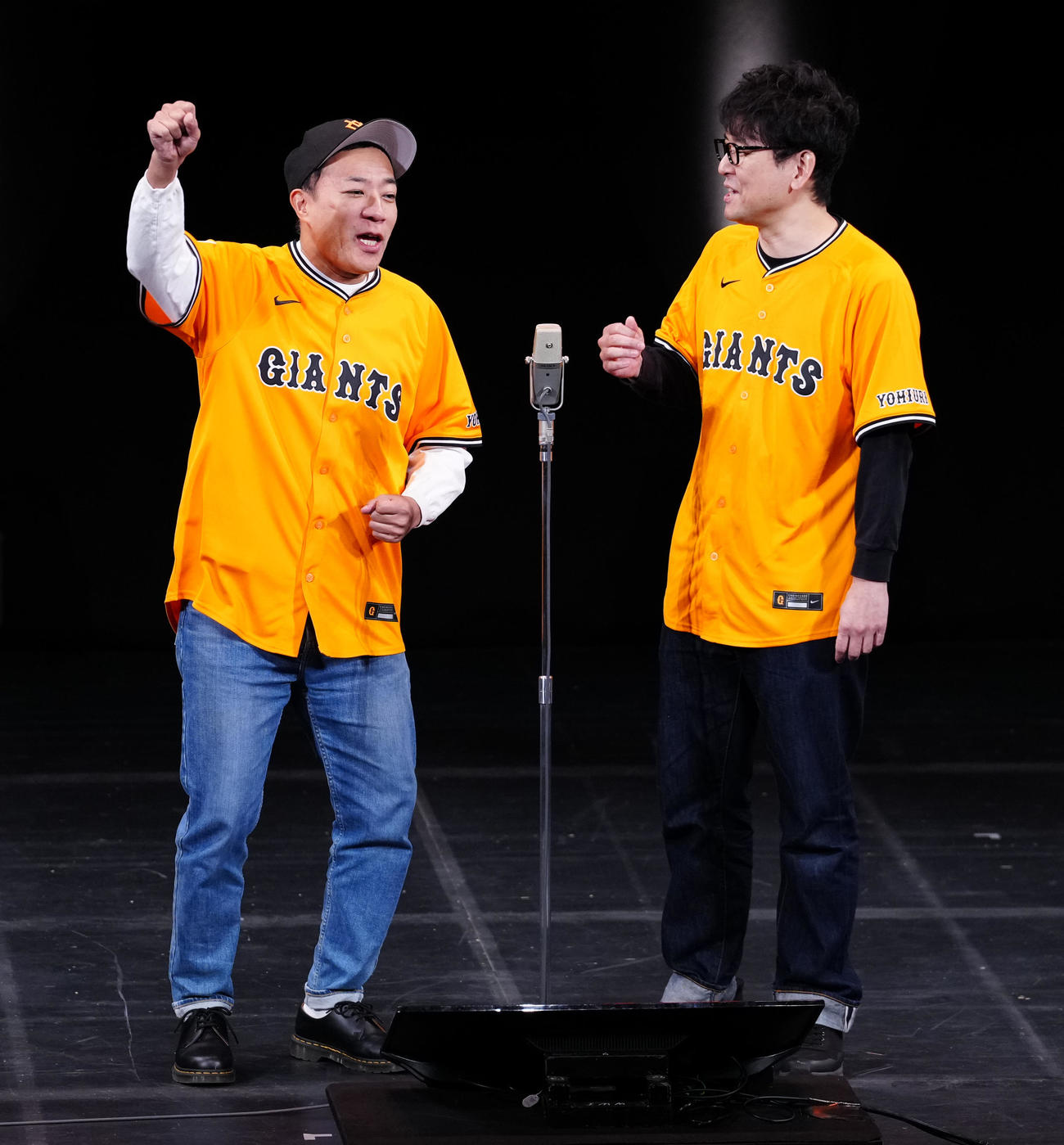 ネタを披露するナイツ塙宣之と土屋伸之（右）（2025年12月撮影）