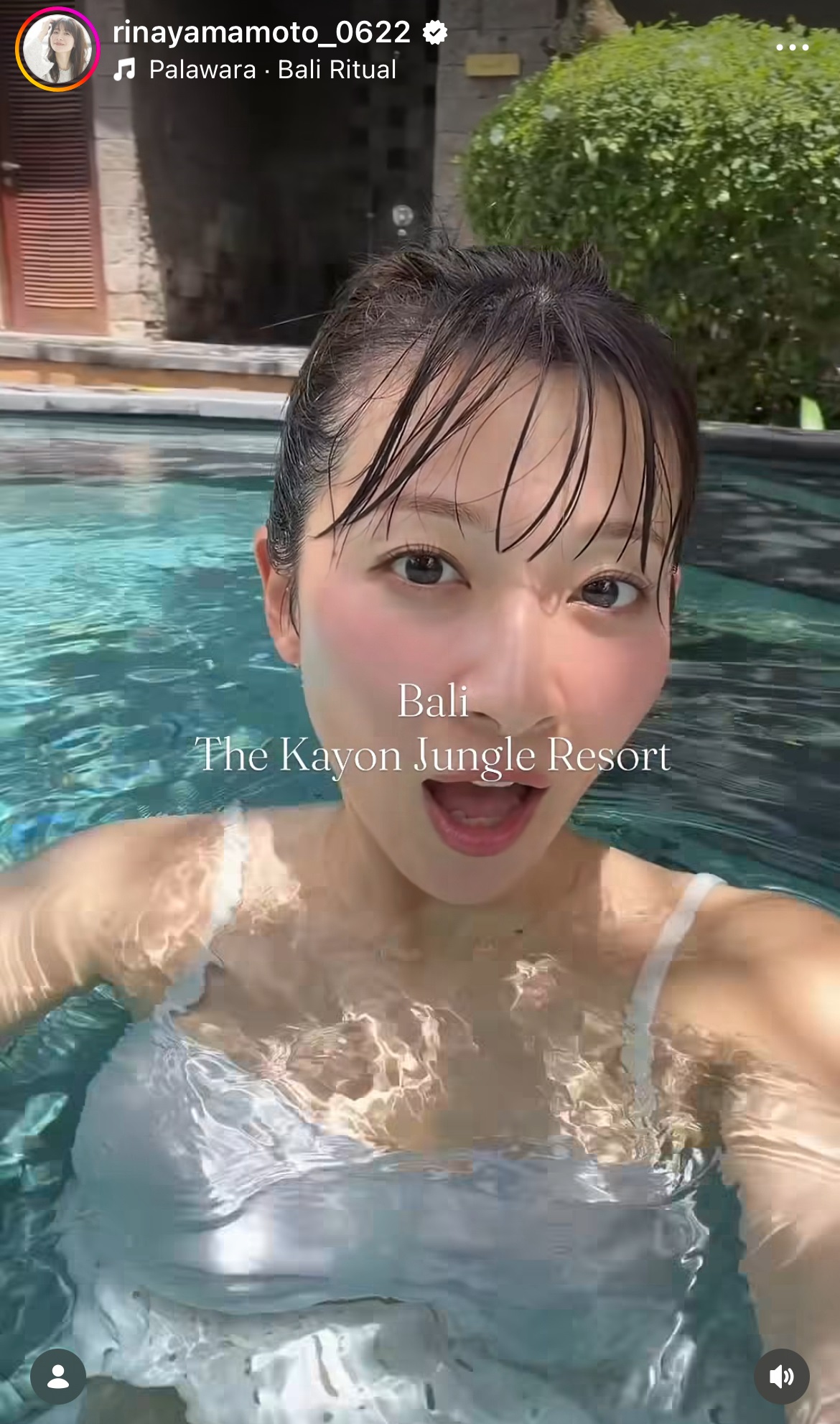 白ビキニ姿の山本里菜（山本里菜のインスタグラムから）