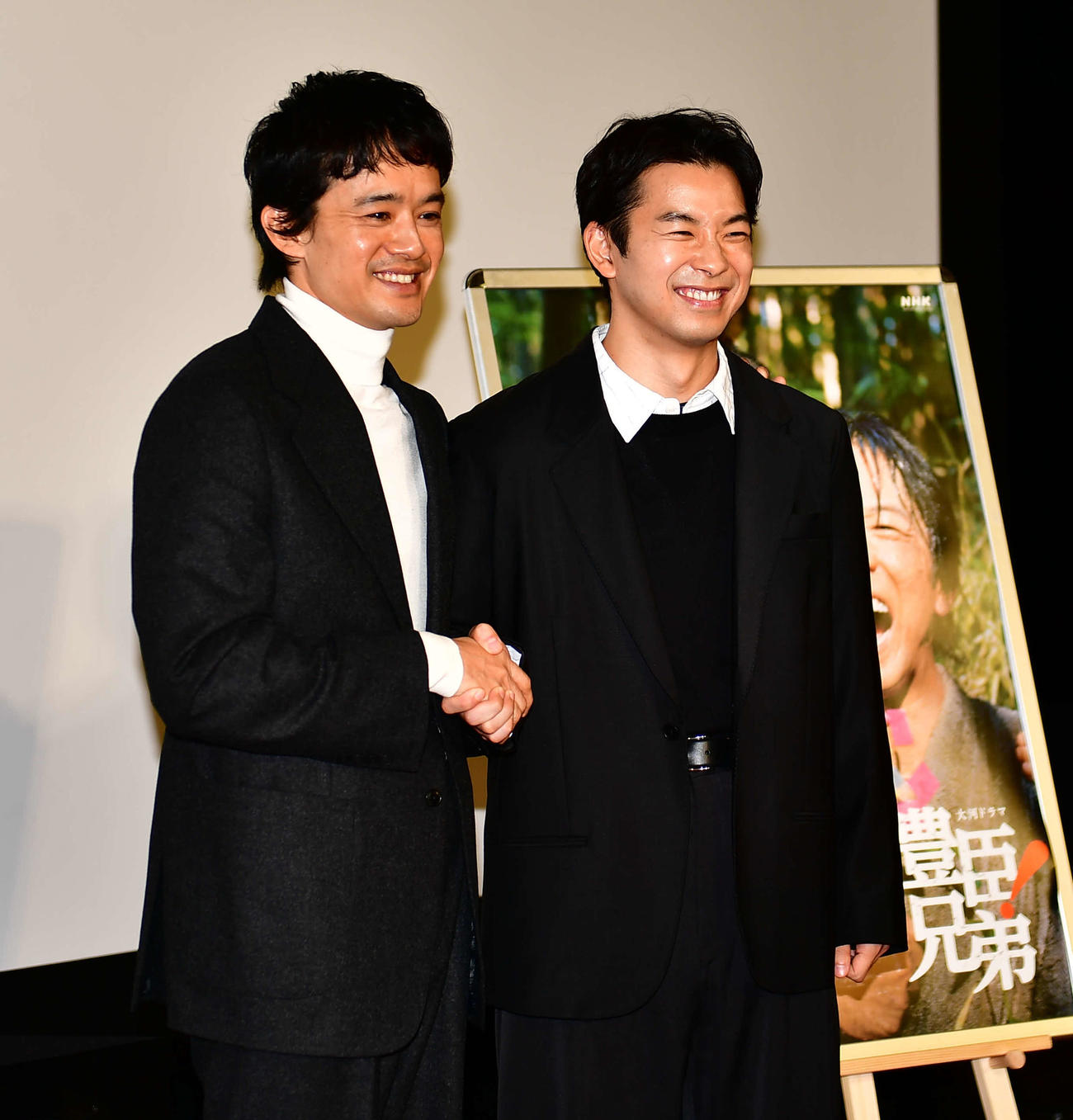NHK大河ドラマ「豊臣兄弟！」の会見に出席した仲野太賀（右）と池松壮亮（撮影・松尾幸之介）