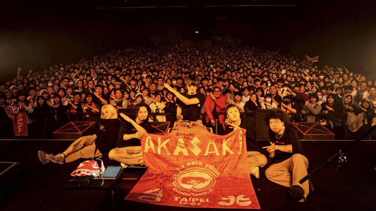 アジアツアー「KONNICHIWA」台北公演を開催したAKASAKI（中央）