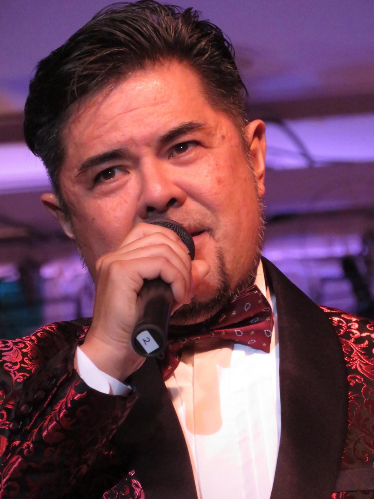 デヴィ夫人取材の動物愛護のためのチャリティーイベントで歌唱するアルベルト城間