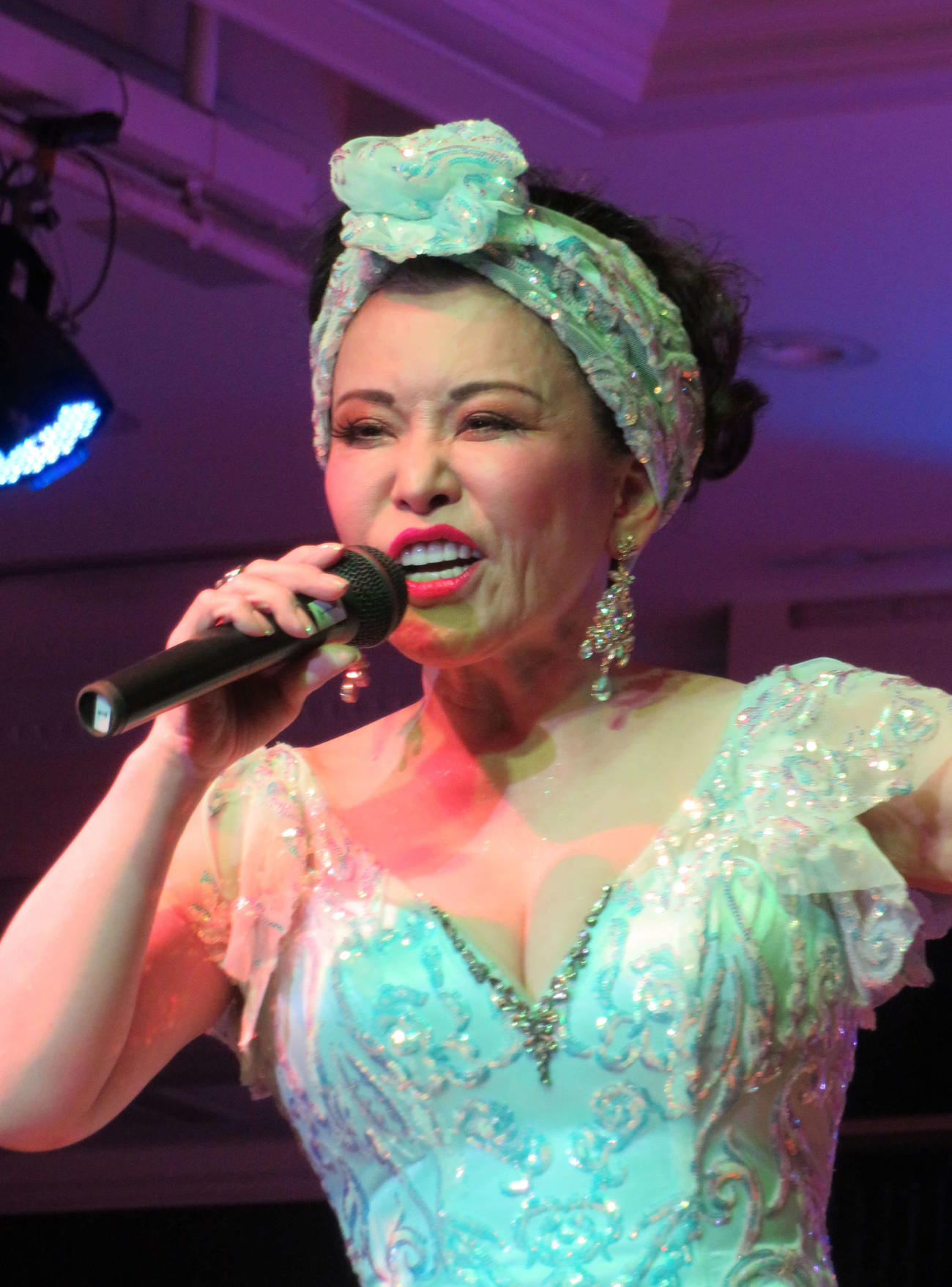 デヴィ夫人取材の動物愛護のためのチャリティーイベントで歌唱する川奈ルミ