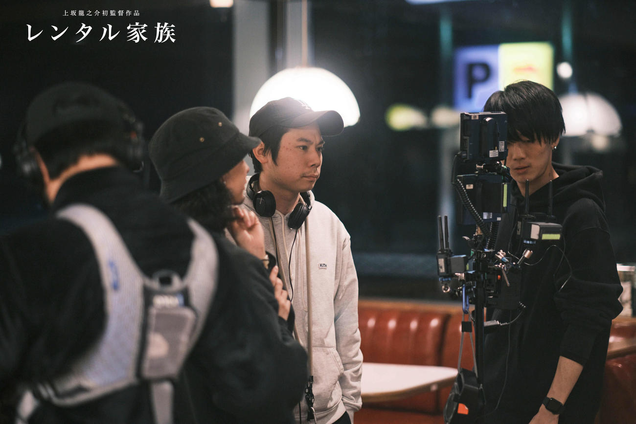 映画「レンタル家族」のオフショット。現場で動く上坂龍之介監督（左から3人目）