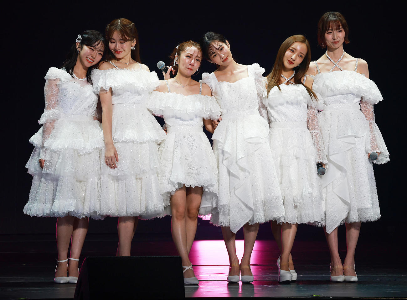 20周年記念コンサートのオープニングから号泣する、左から峯岸みなみ、小嶋陽菜、高橋みなみ、前田敦子、板野友美、篠田麻里子（2025年12月7日撮影）