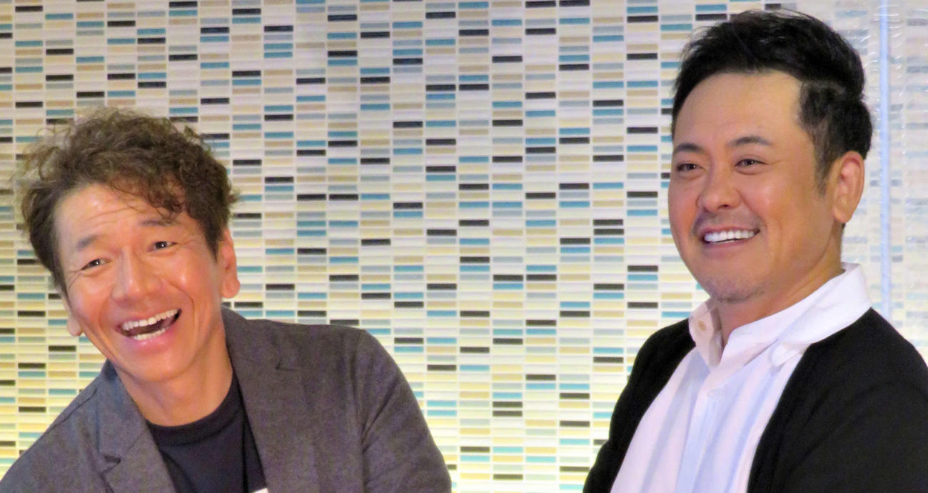 上田晋也（左）と有田哲平（2021年撮影）