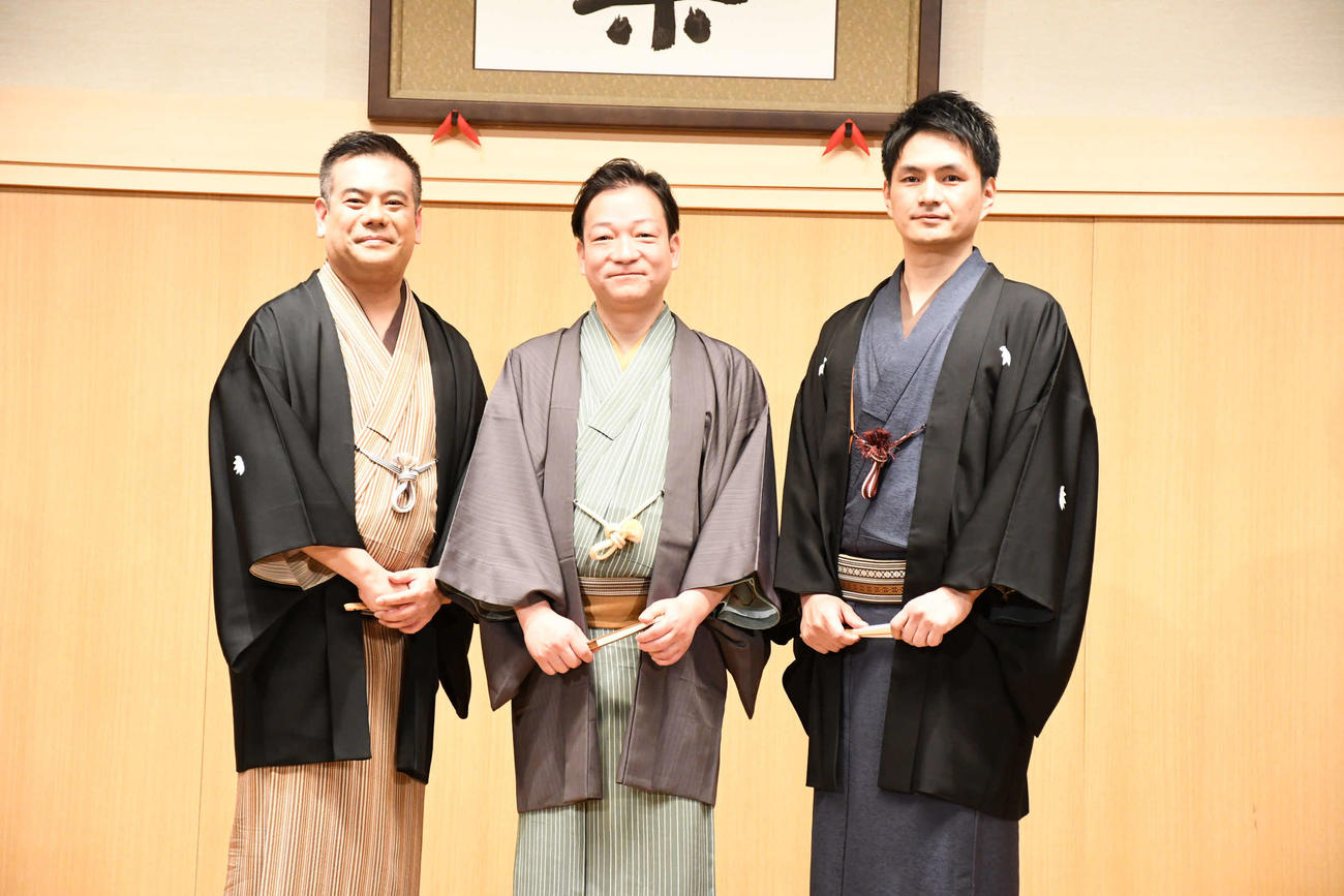 繁昌亭大賞の発表会見に出席した、左から、大賞受賞の笑福亭鉄瓶、桂佐ん吉、新人賞受賞の笑福亭笑利（撮影・阪口孝志）