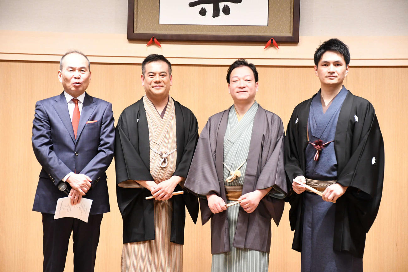 繁昌亭大賞の発表会見に出席した、左から、上方落語協会の笑福亭仁智会長、大賞受賞の笑福亭鉄瓶、桂佐ん吉、新人賞受賞の笑福亭笑利（撮影・阪口孝志）