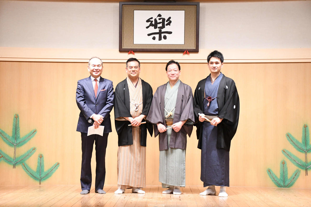 繁昌亭大賞の発表会見に出席した、左から、上方落語協会の笑福亭仁智会長、大賞受賞の笑福亭鉄瓶、桂佐ん吉、新人賞受賞の笑福亭笑利（撮影・阪口孝志）