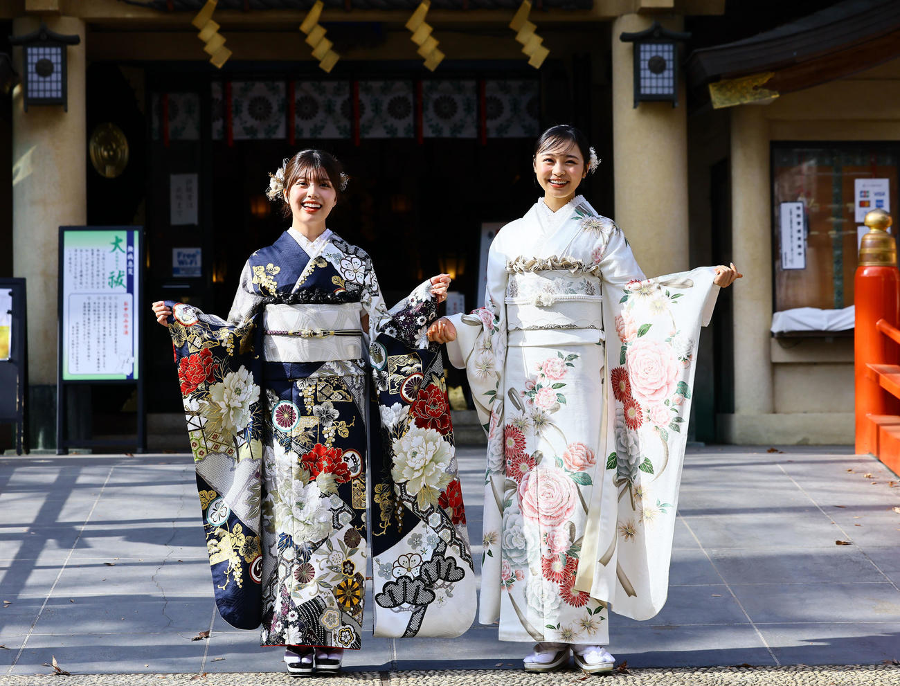 サンミュージック成人祈願で晴れ着を披露する松田実桜（左）と林芽亜里（撮影・藤尾明華）