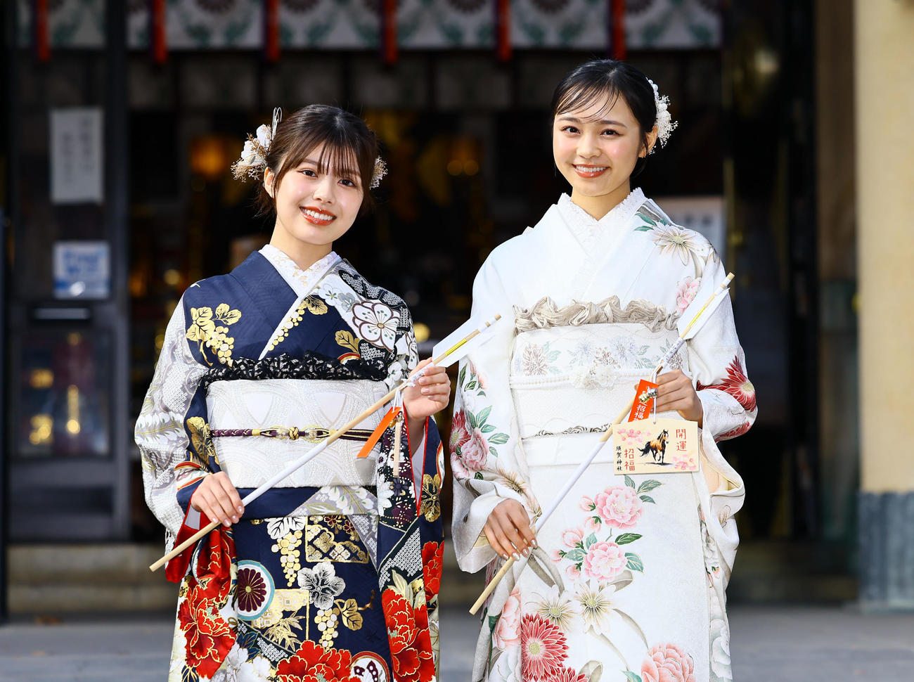 サンミュージック成人祈願で晴れ着を披露する松田実桜（左）と林芽亜里（撮影・藤尾明華）
