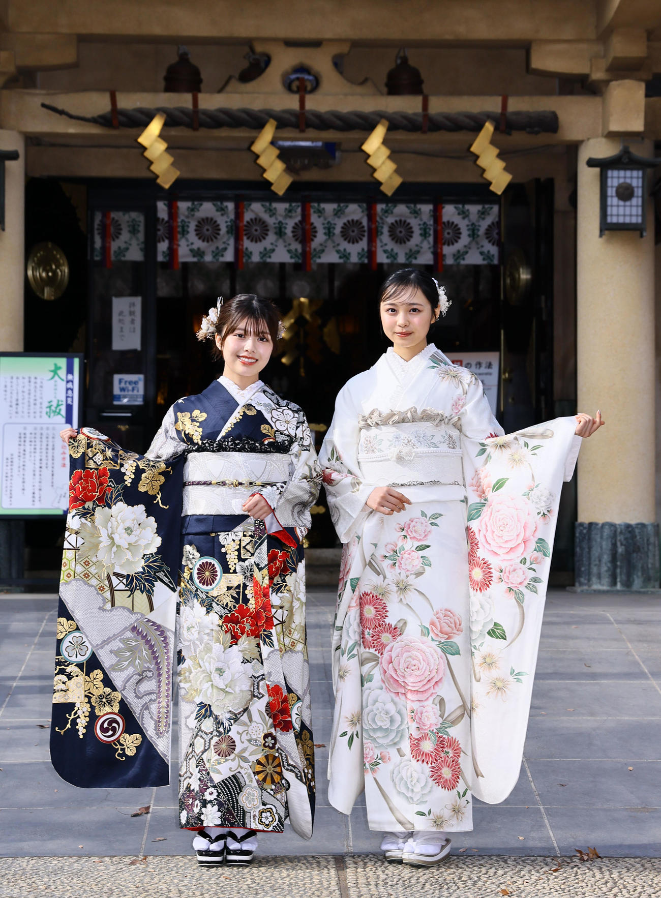 サンミュージック成人祈願で晴れ着を披露する松田実桜（左）と林芽亜里（撮影・藤尾明華）