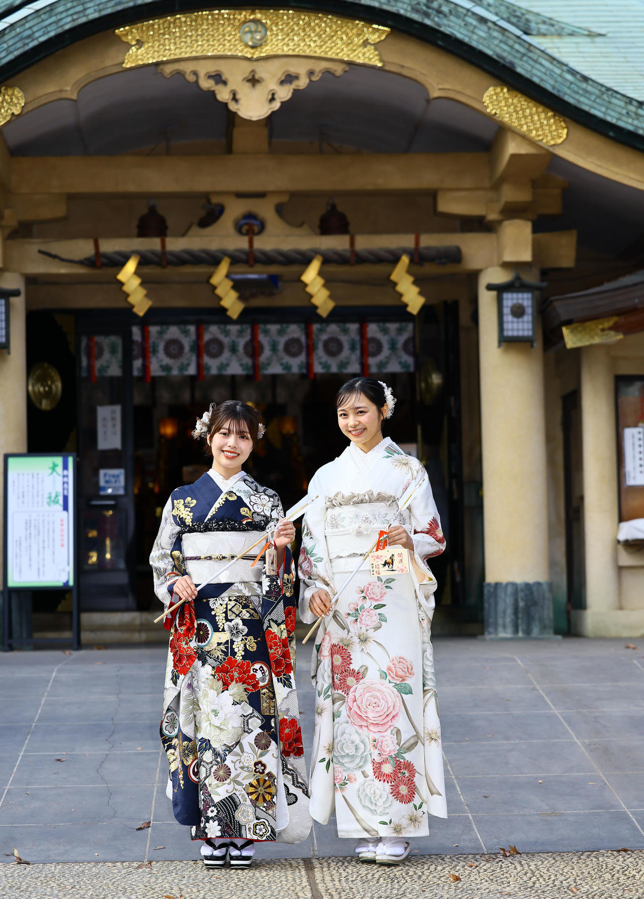 サンミュージック成人祈願で晴れ着を披露する松田実桜（左）と林芽亜里（撮影・藤尾明華）