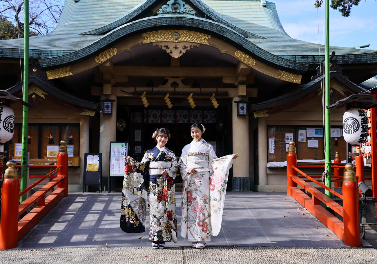 サンミュージック成人祈願で晴れ着を披露する松田実桜（左）と林芽亜里（撮影・藤尾明華）