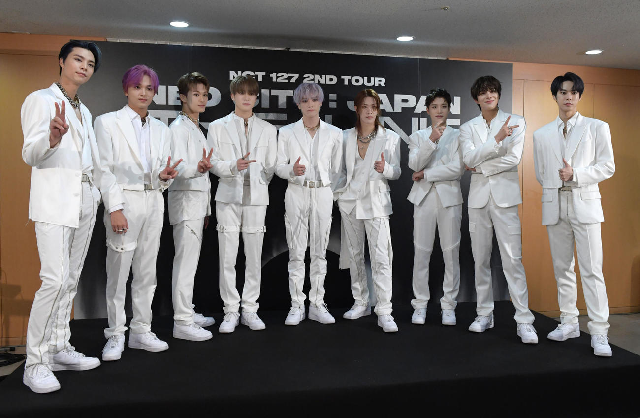 NCT127。左からジャニー、ヘチャン、マーク、ジェヒョン、テヨン、ユウタ、テイル、ジョンウ、ドヨン（2022年6月）
