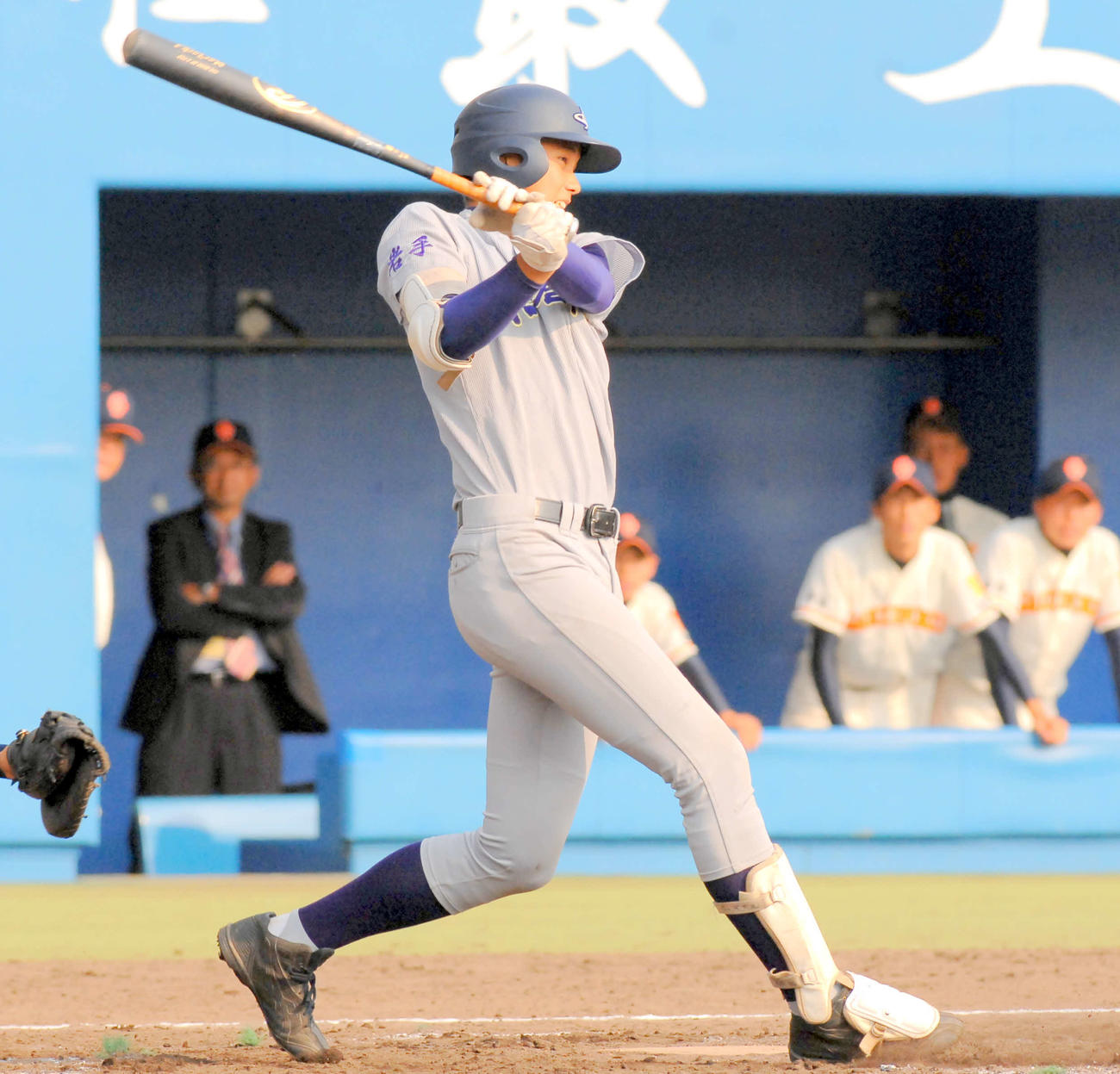 秋季高校野球東北大会　学法福島対花巻東　8回無死から右前打を放つ花巻東の大谷翔平（2011年10月10日撮影）