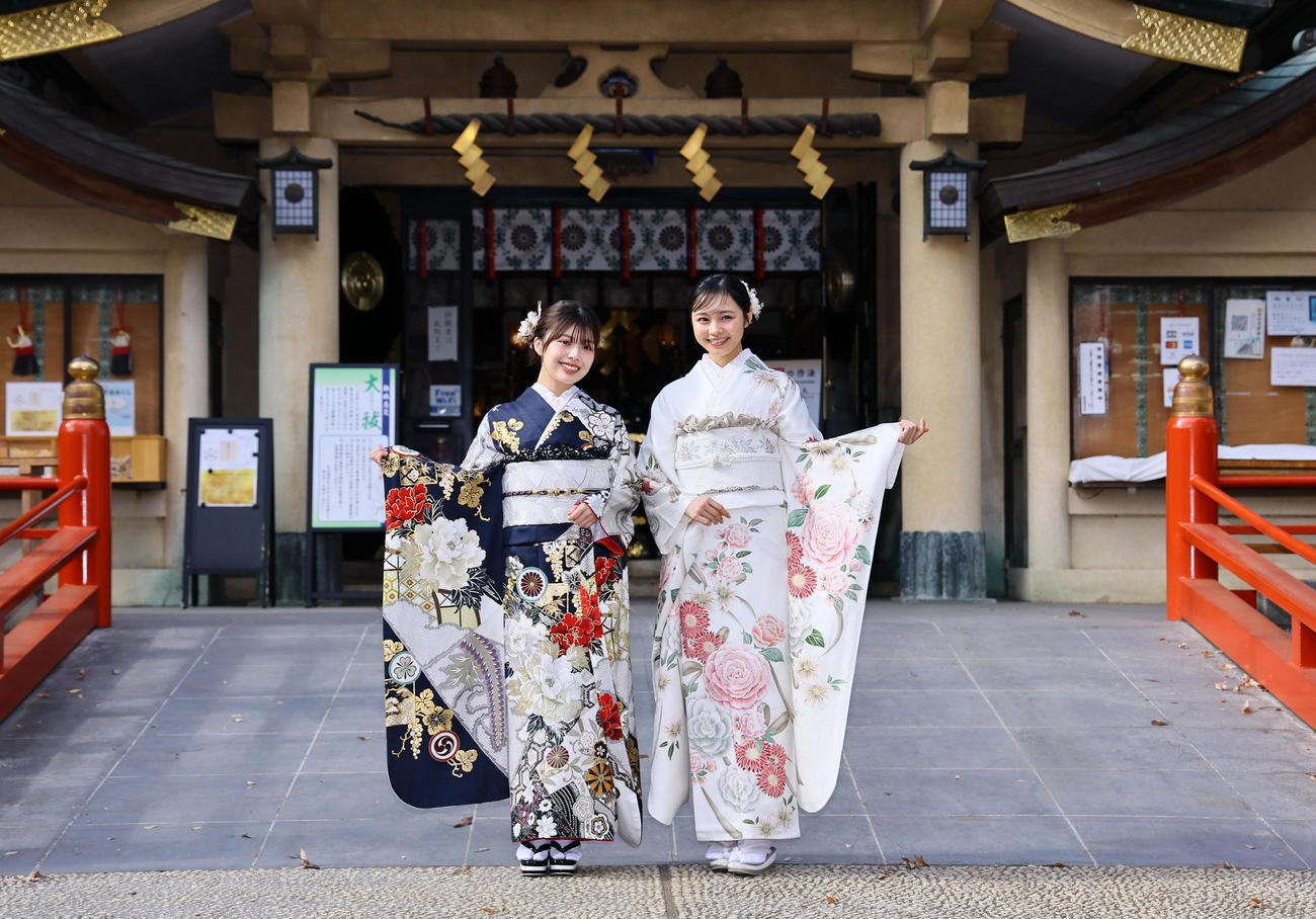 サンミュージック成人祈願で晴れ着を披露する松田実桜（左）と林芽亜里（撮影・藤尾明華）