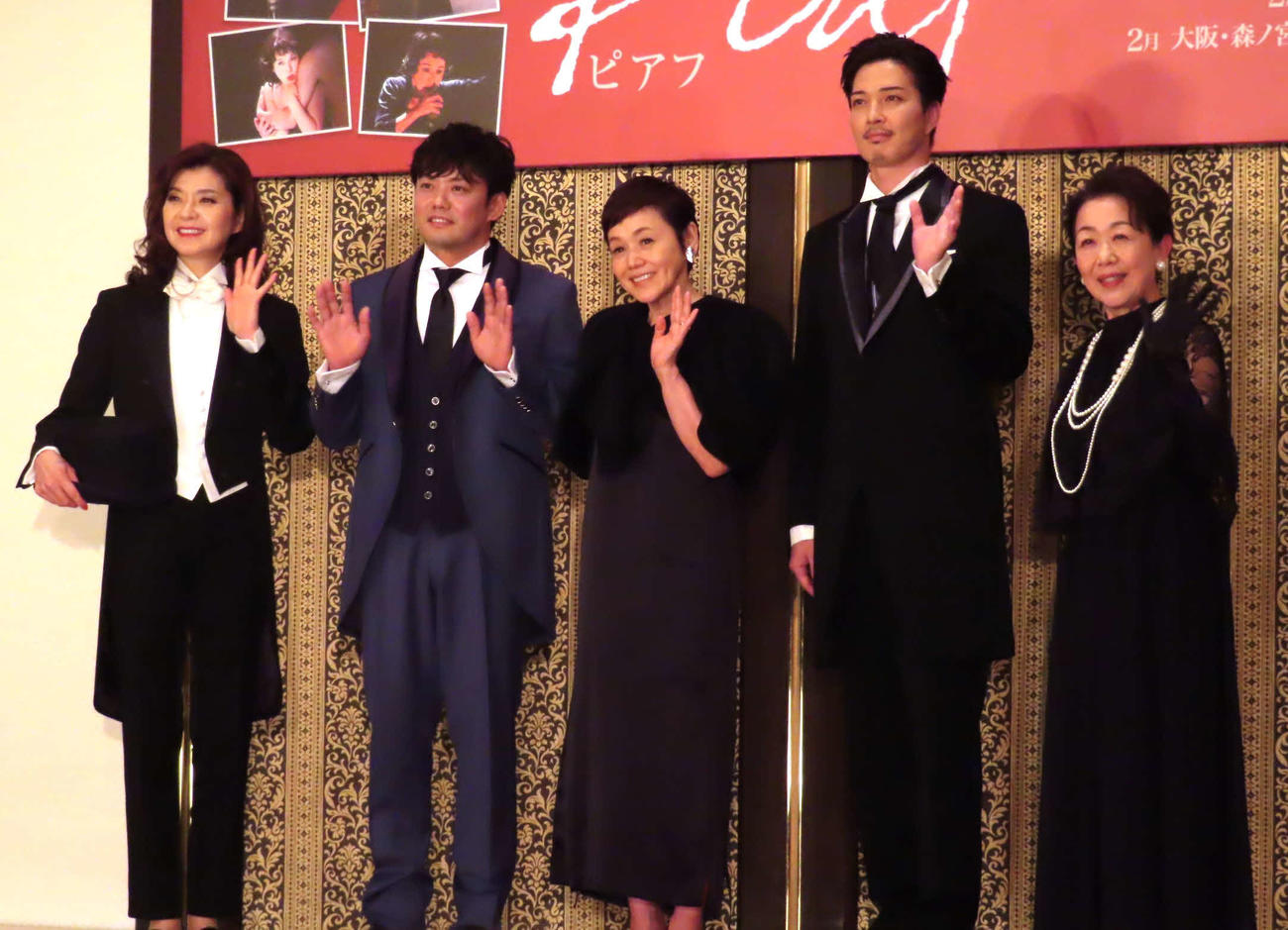 「ピアフ」15周年記念公演の製作発表会見に登壇した、左から彩輝なお、藤岡正明、大竹しのぶ、廣瀬友祐、梅沢昌代