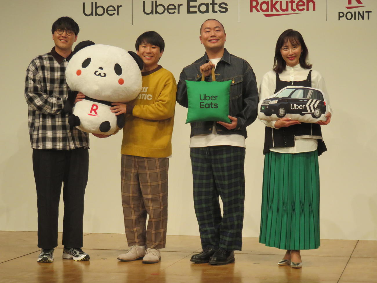 「Uberと楽天　戦略的パートナーシップの推進についての発表会」に登壇した、左からハナコの菊田竜大、秋山寛貴、岡部大。右は山口もえ