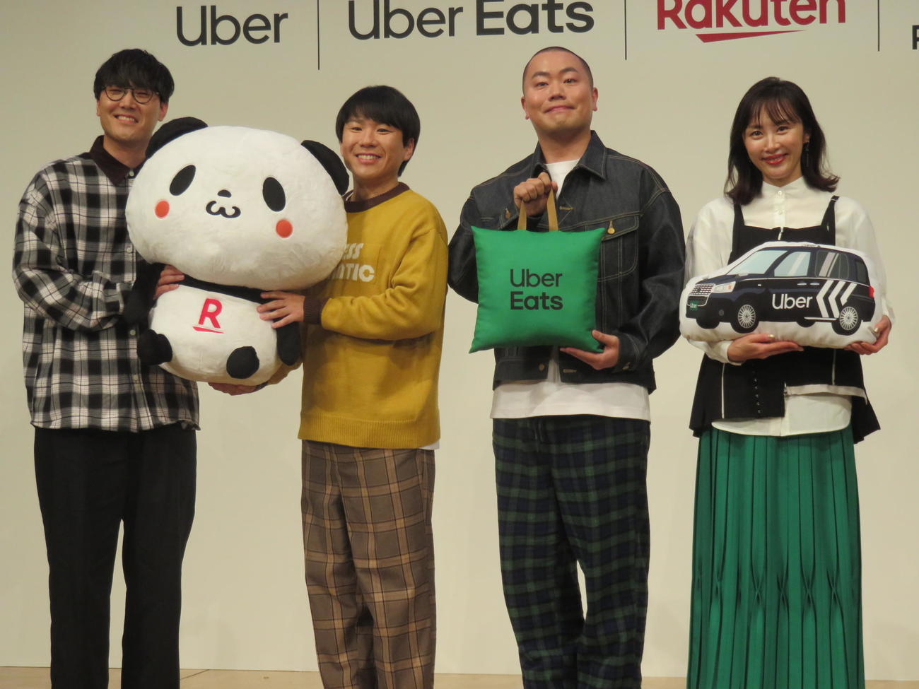 「Uberと楽天　戦略的パートナーシップの推進についての発表会」に登壇した、左からハナコの菊田竜大、秋山寛貴、岡部大。右は山口もえ