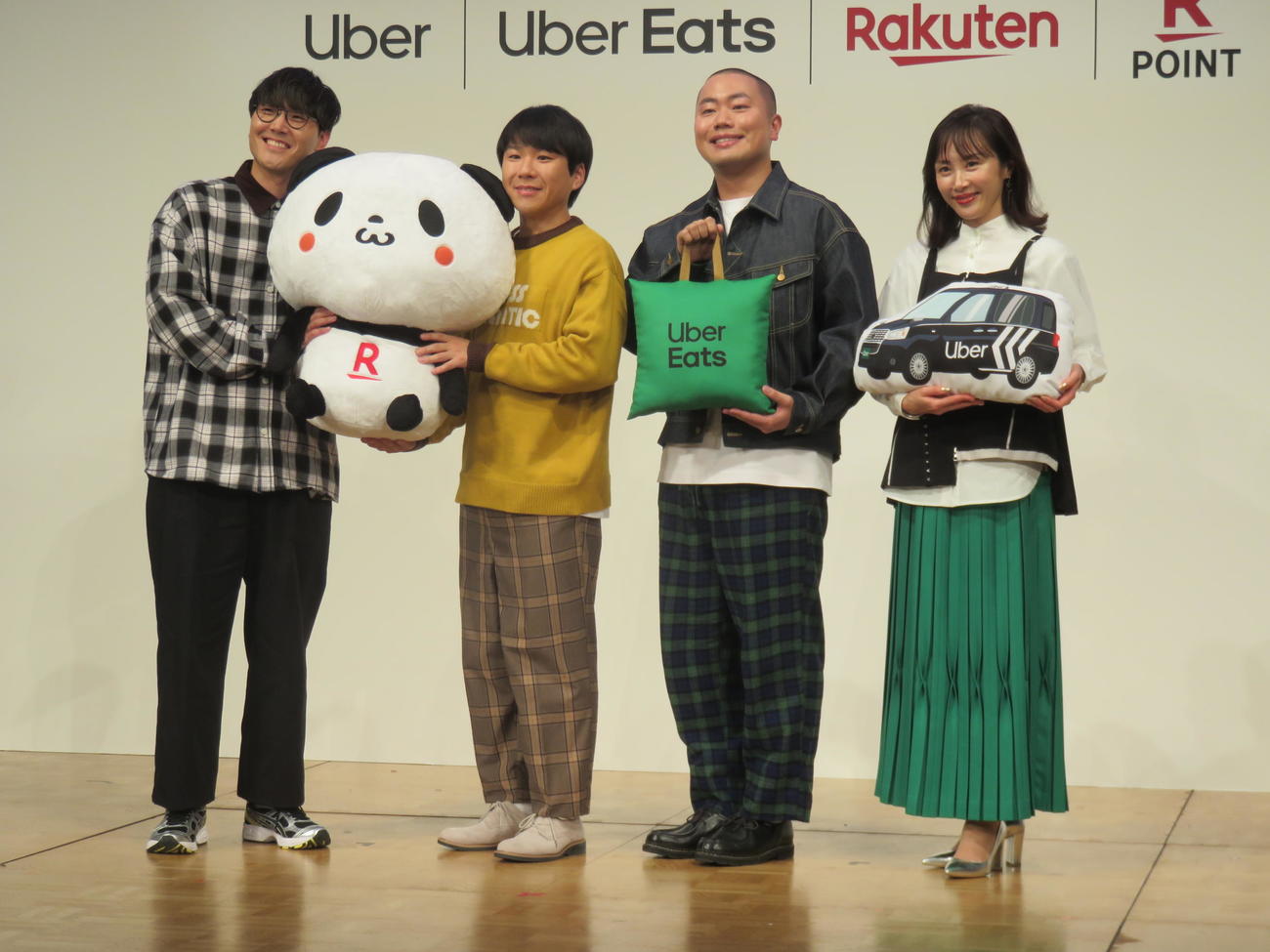 「Uberと楽天　戦略的パートナーシップの推進についての発表会」に登壇した、左からハナコの菊田竜大、秋山寛貴、岡部大。右は山口もえ