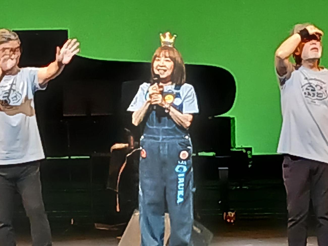 「プレ55周年コンサート」を東大阪で行ったイルカ（中）。ライブの最後は、なじみのあるデニムのオーバーオール姿