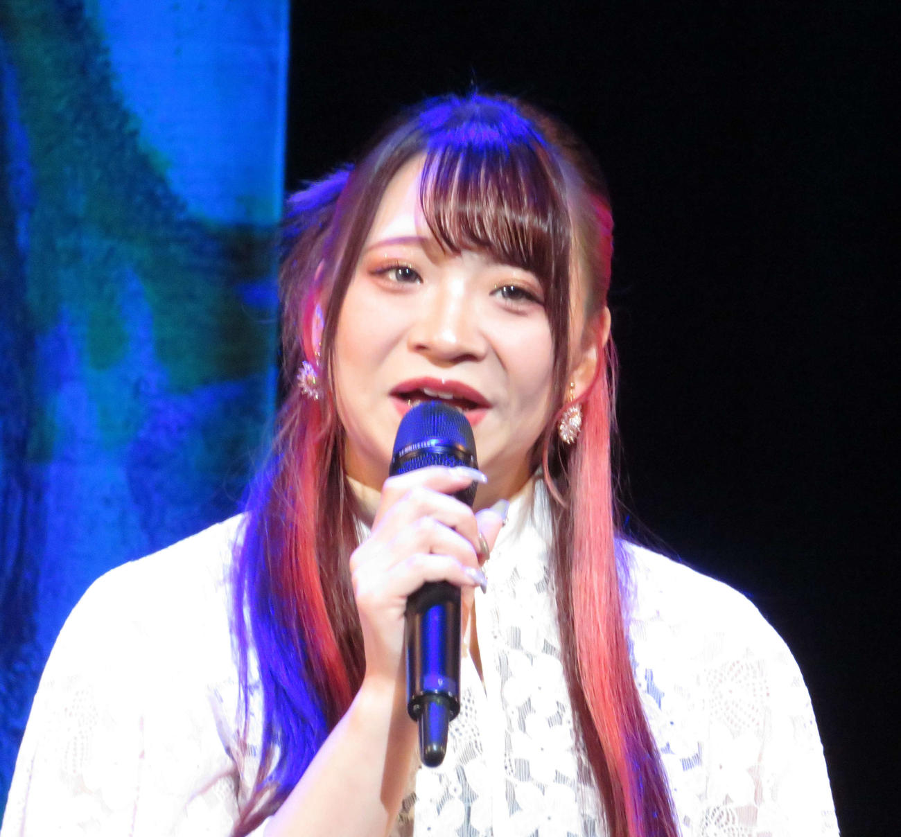 熱唱する堀内春菜