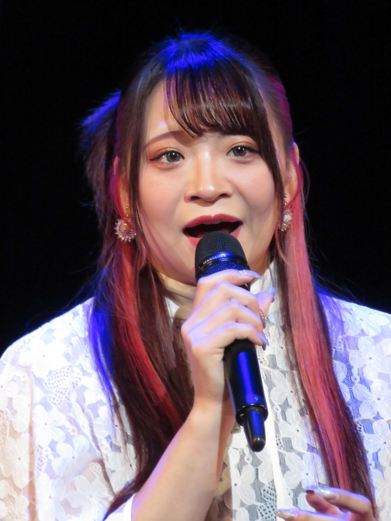 熱唱する堀内春菜