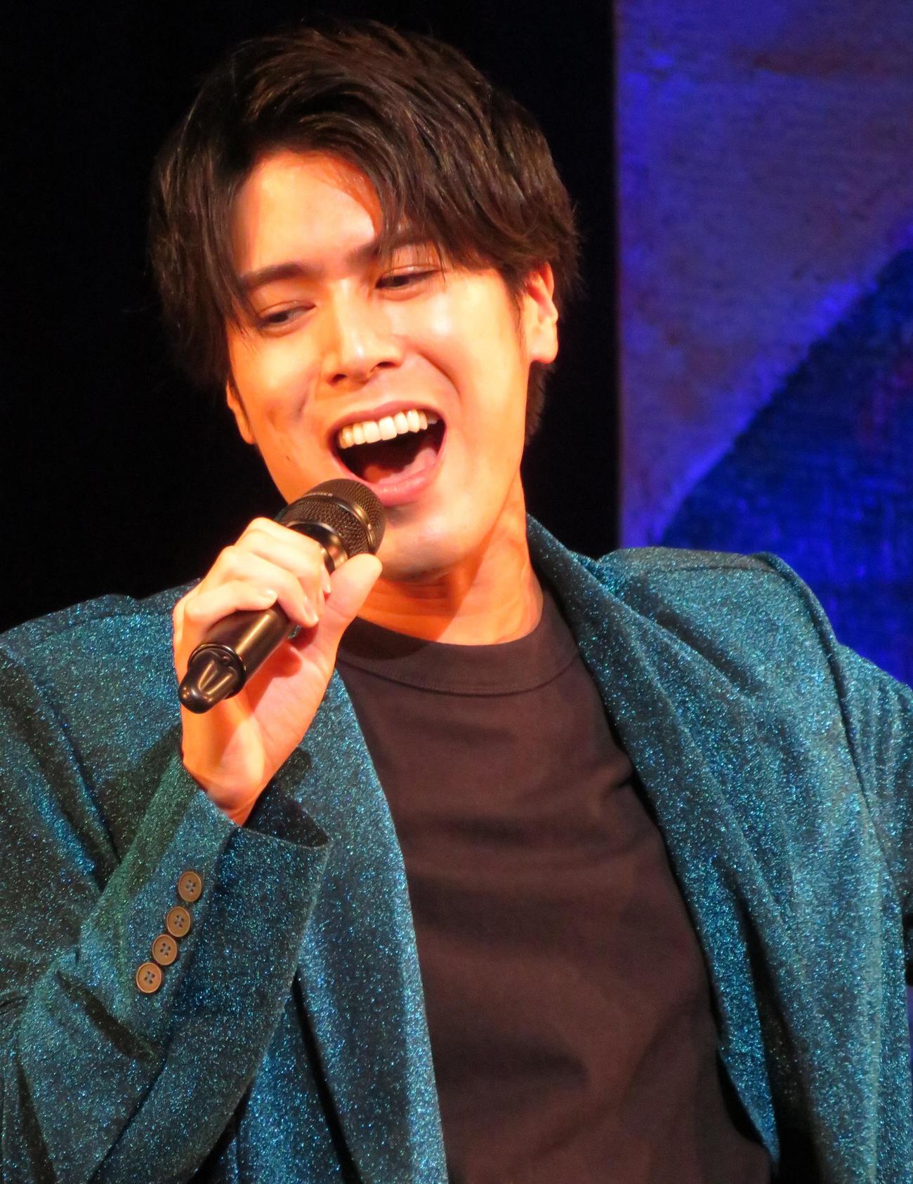 熱唱する平松賢人