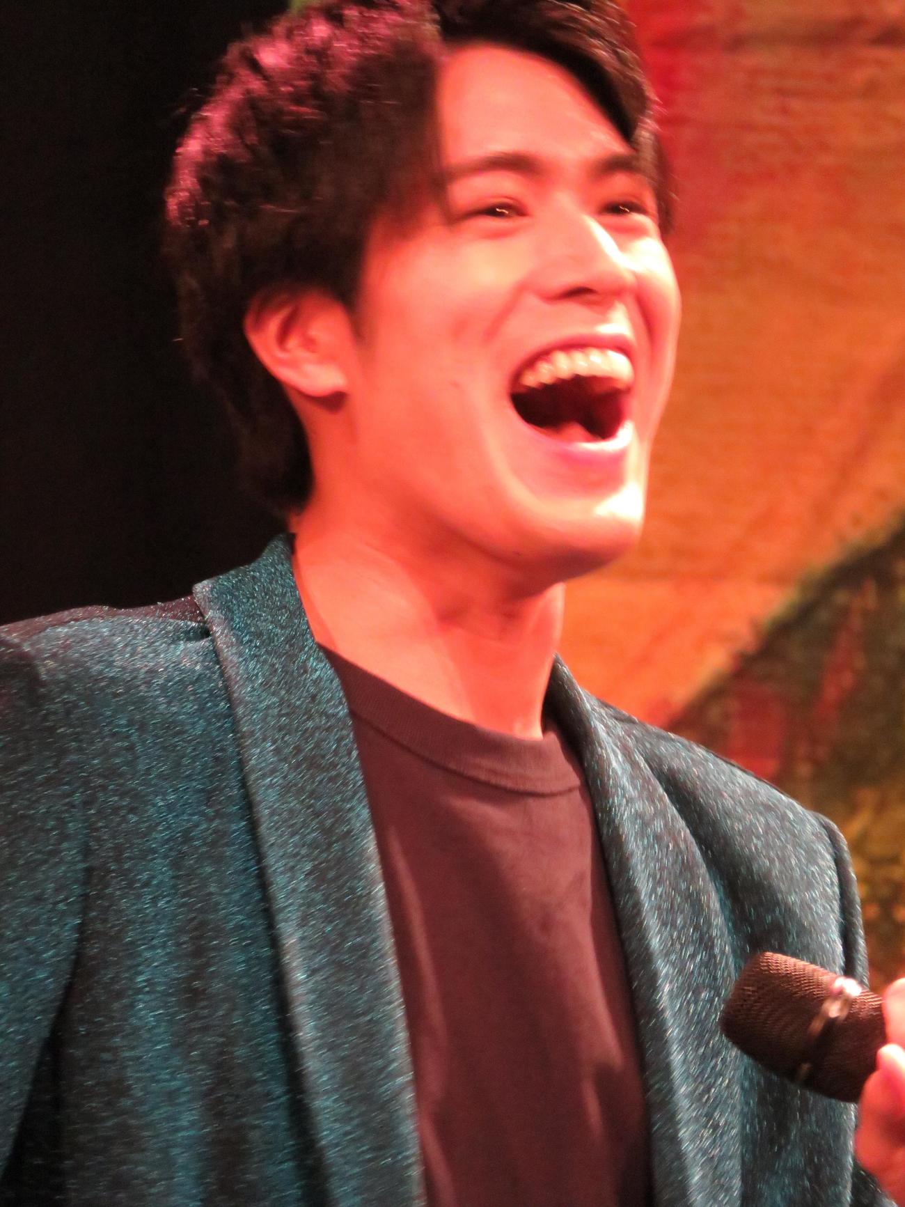熱唱する平松賢人