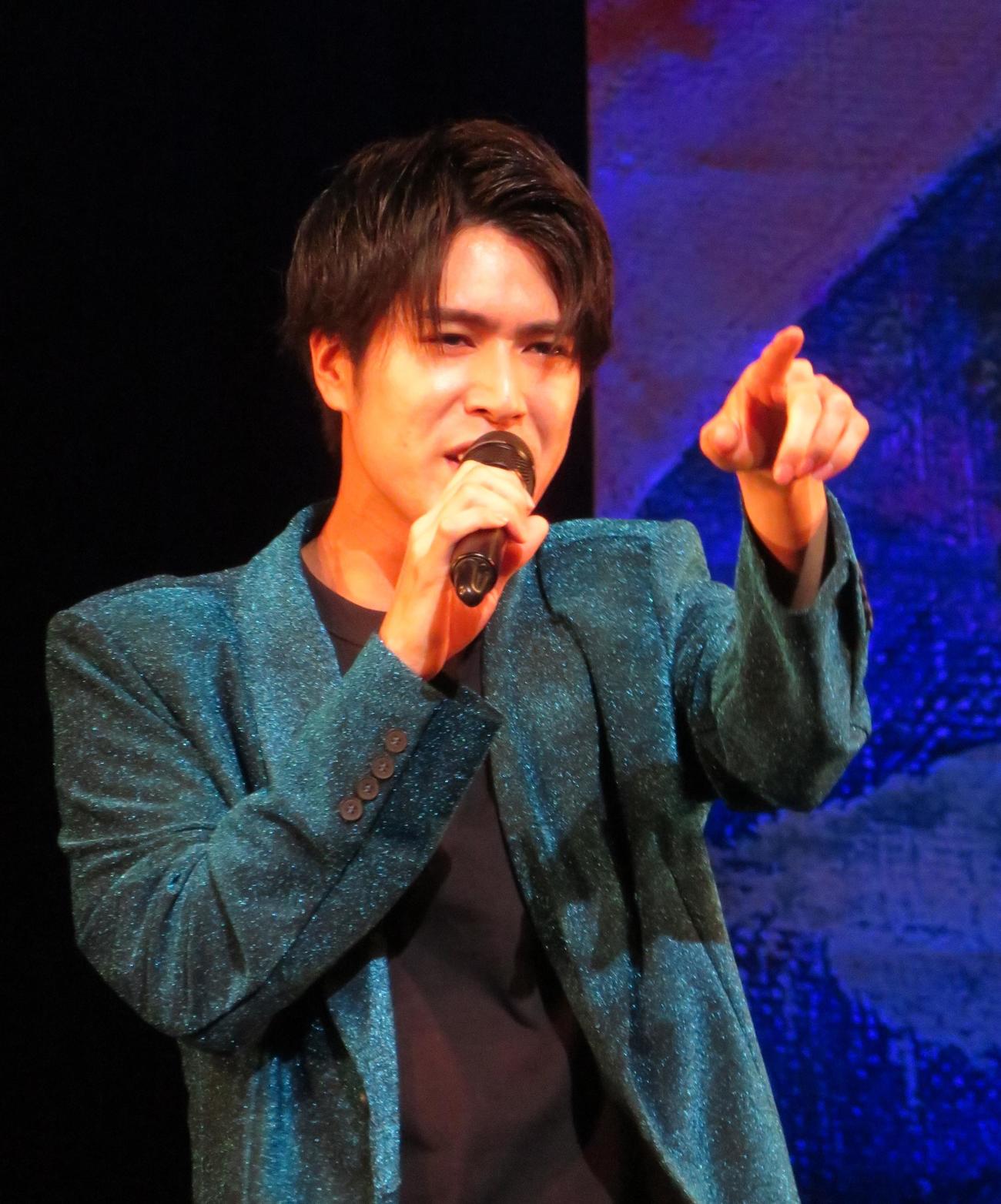 熱唱する平松賢人