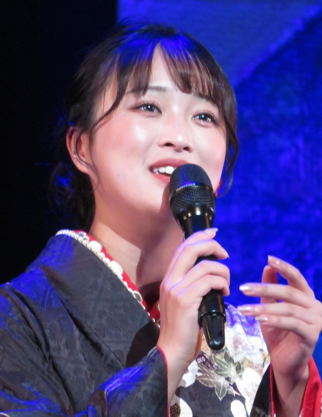熱唱する竹野留里