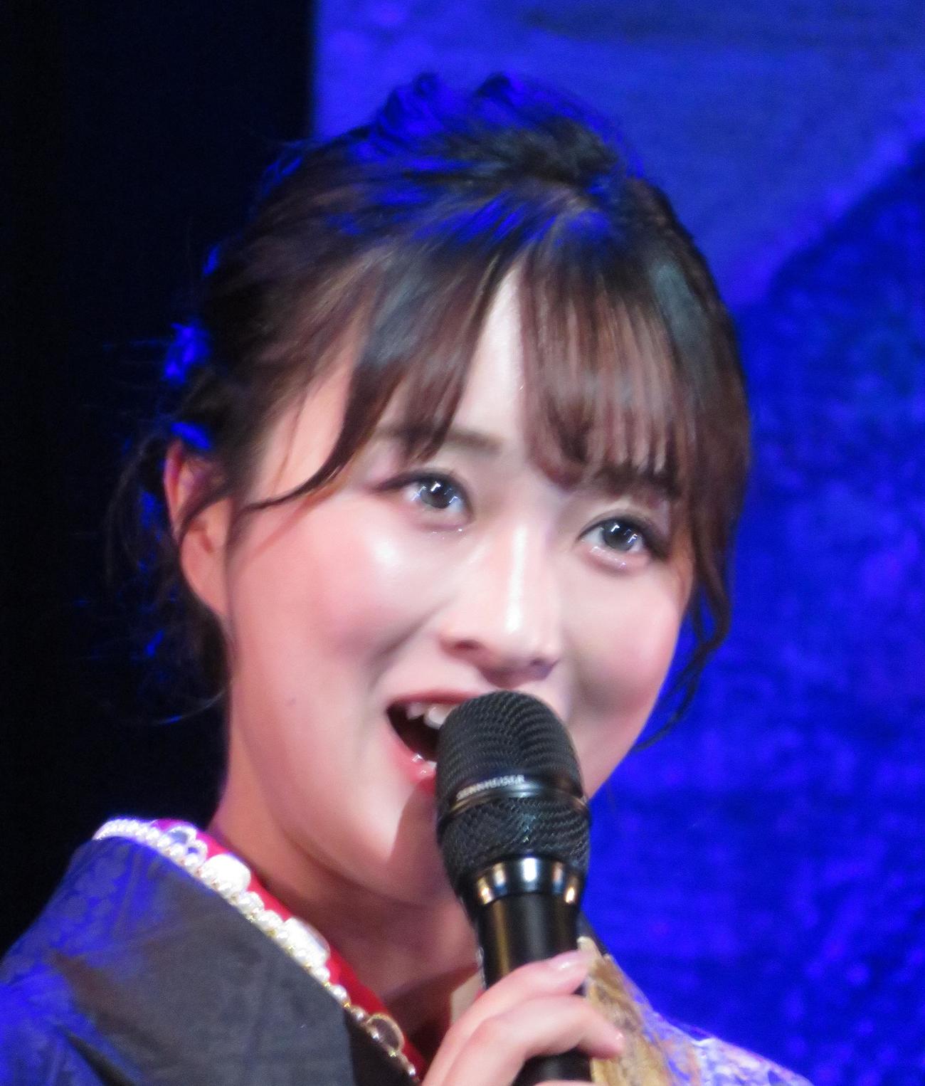 熱唱する竹野留里