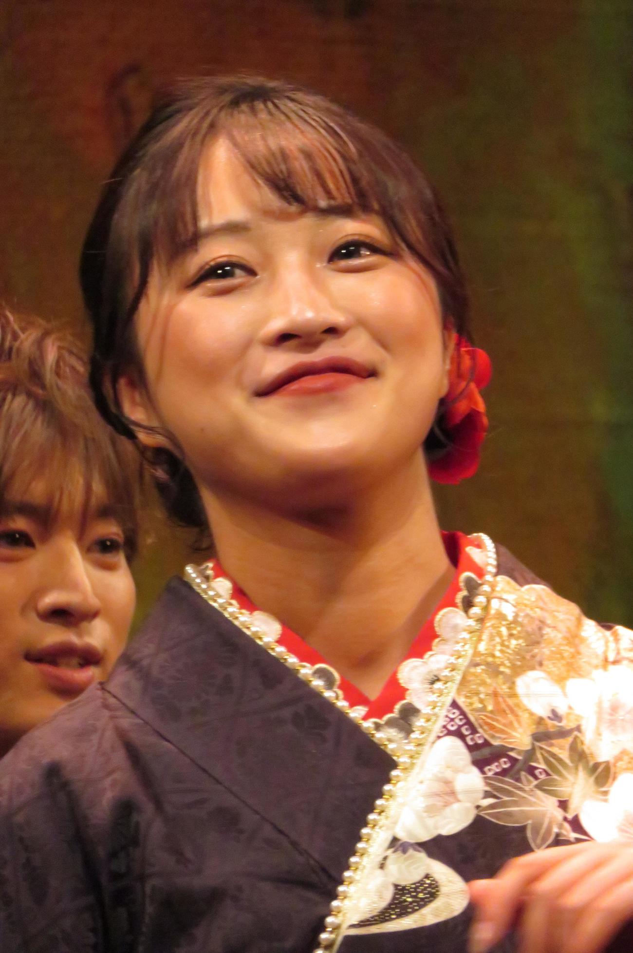 熱唱する竹野留里