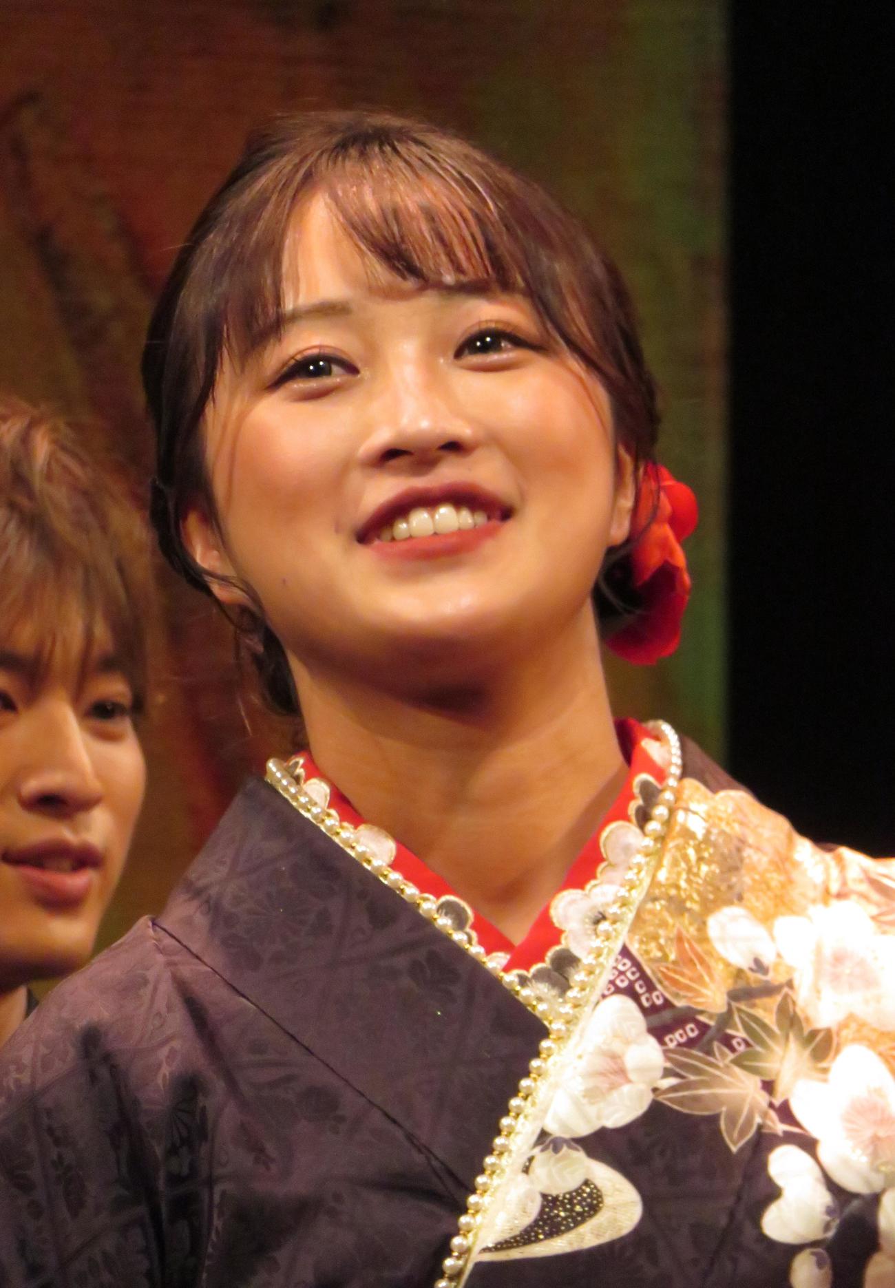 熱唱する竹野留里