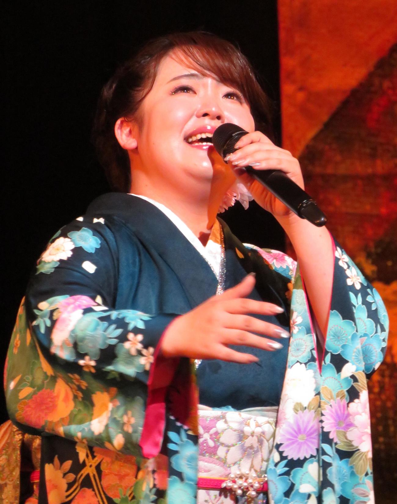 熱唱する朝花美穂
