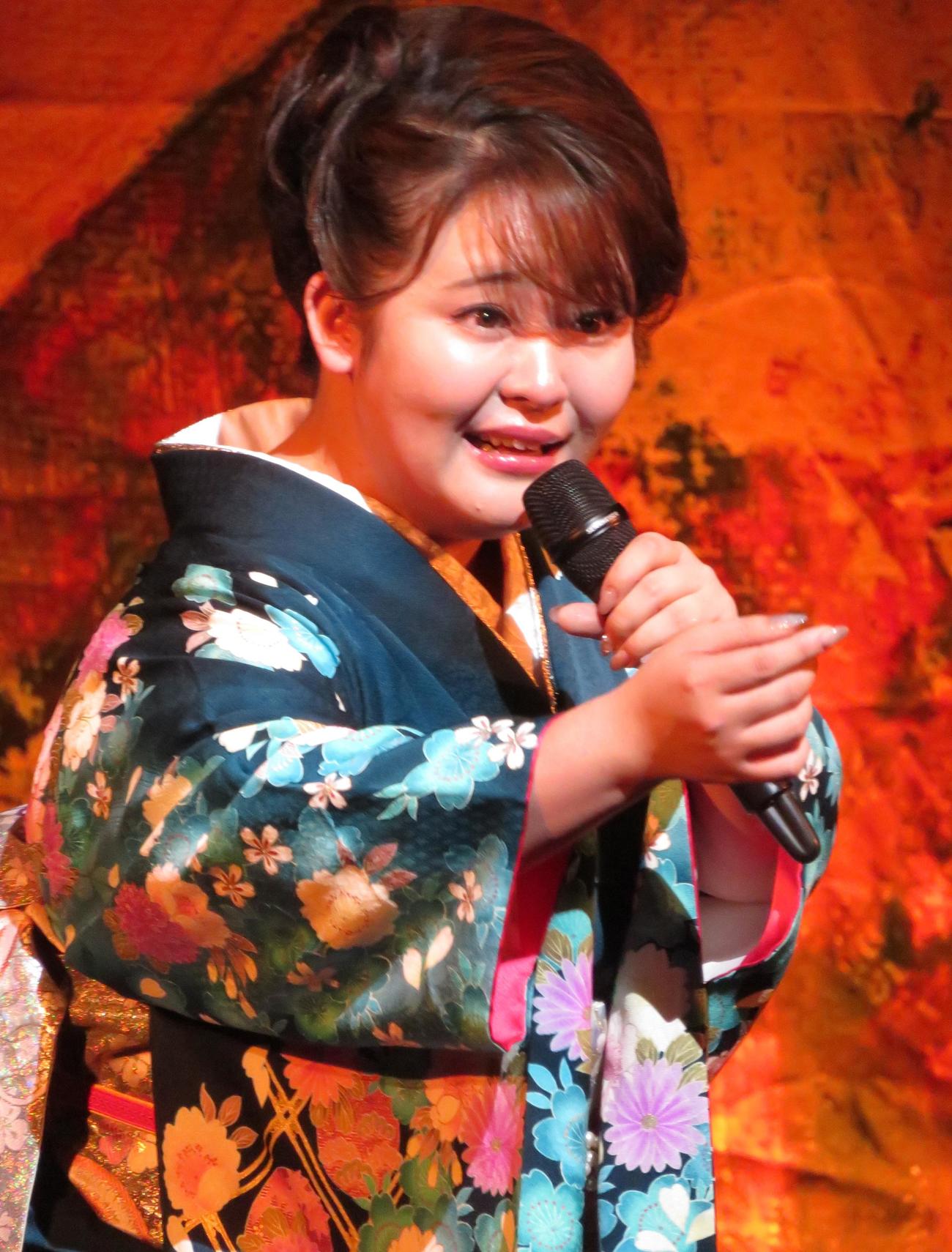 熱唱する朝花美穂